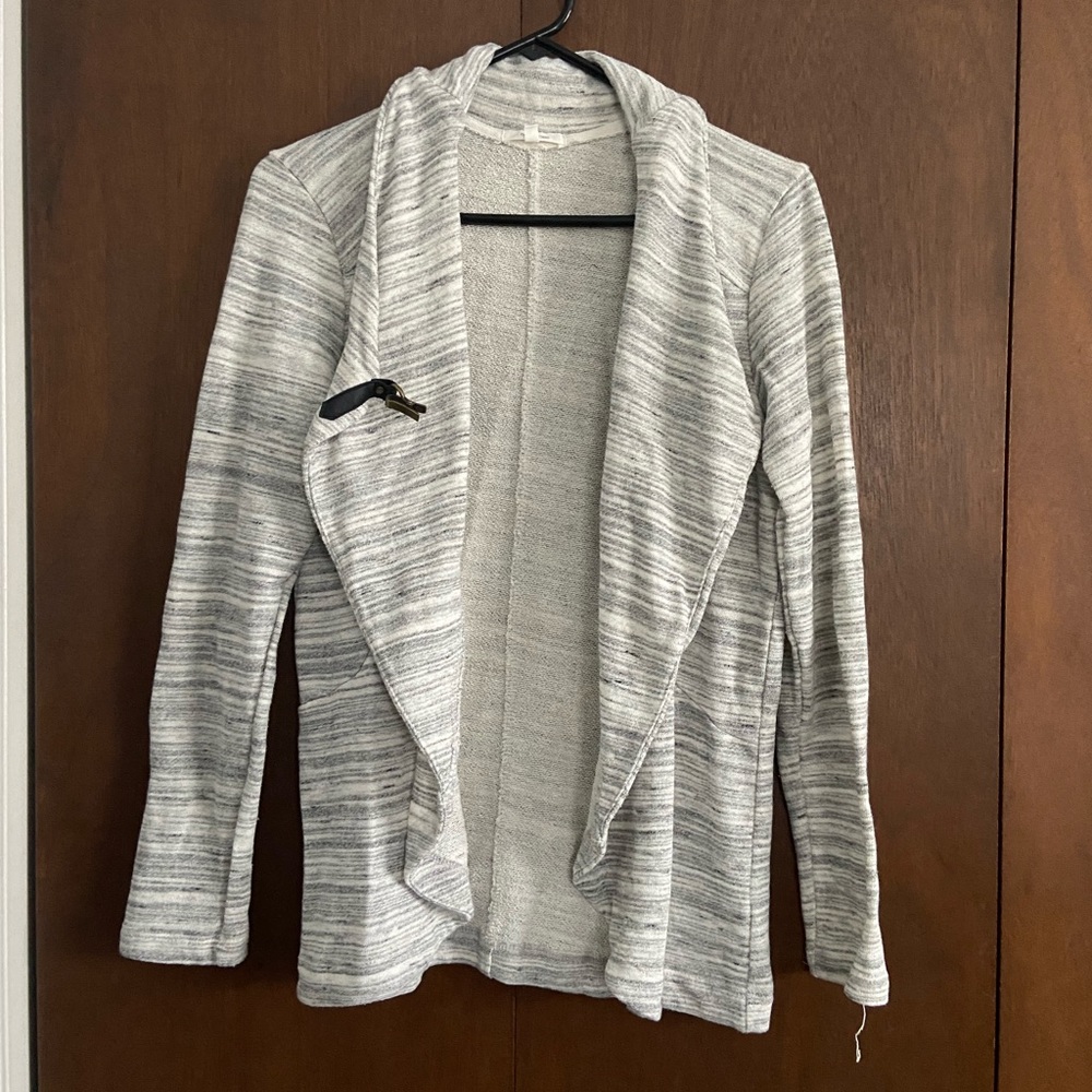 Maurice’s sweater size medium